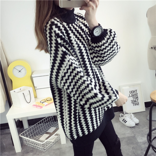 เสื้อไหมพรมคอปีน เนื้อดี ลายขาวดำเก๋ๆ ทรงสวย ไม่เหมือนใคร พร้อมส่งจ้า