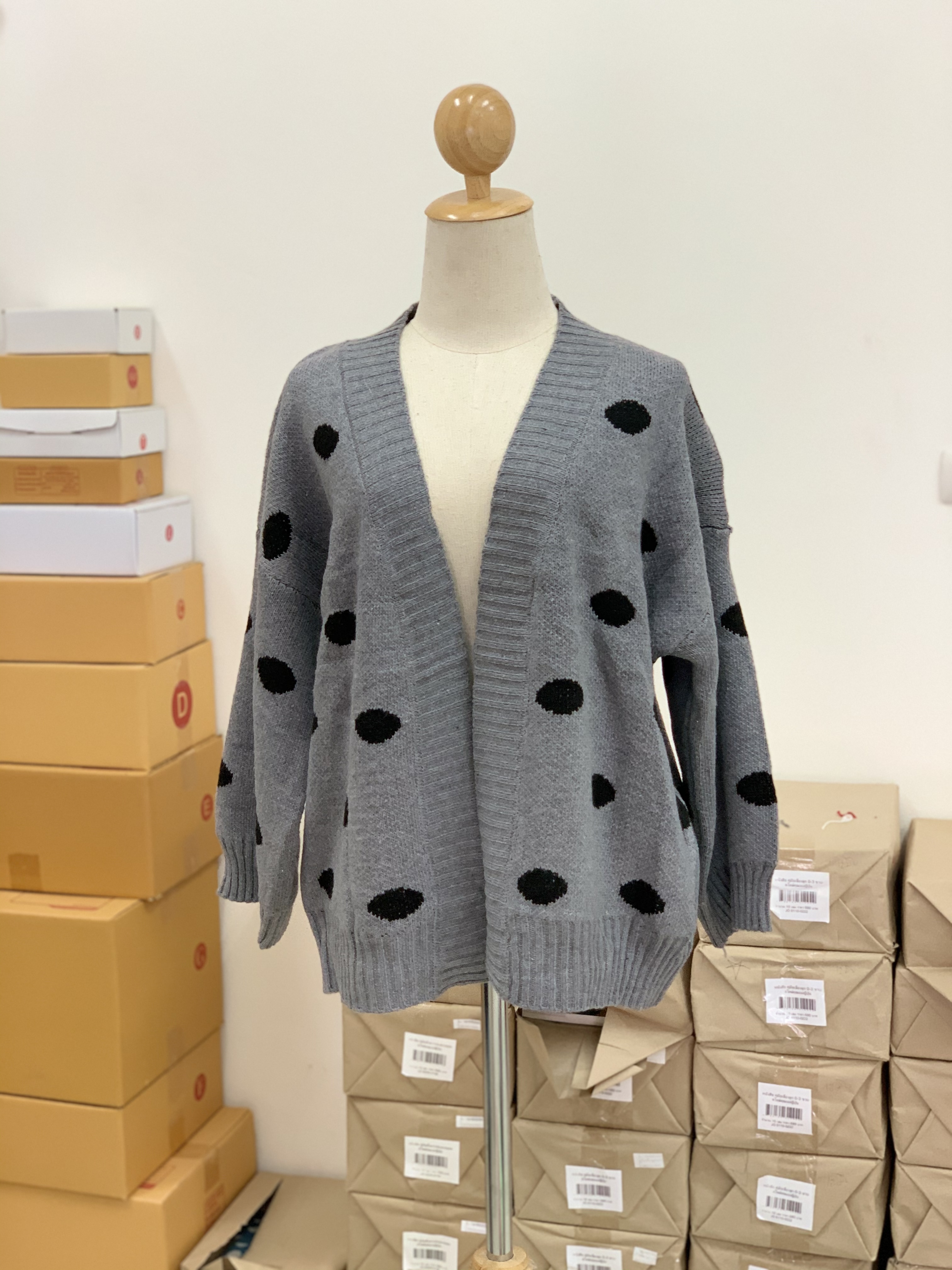 เสื้อกันหนาวไหมพรมถัก ทรงสวย แบบน่ารัก ทอลายจุด พร้อมส่ง เทาลายดำ