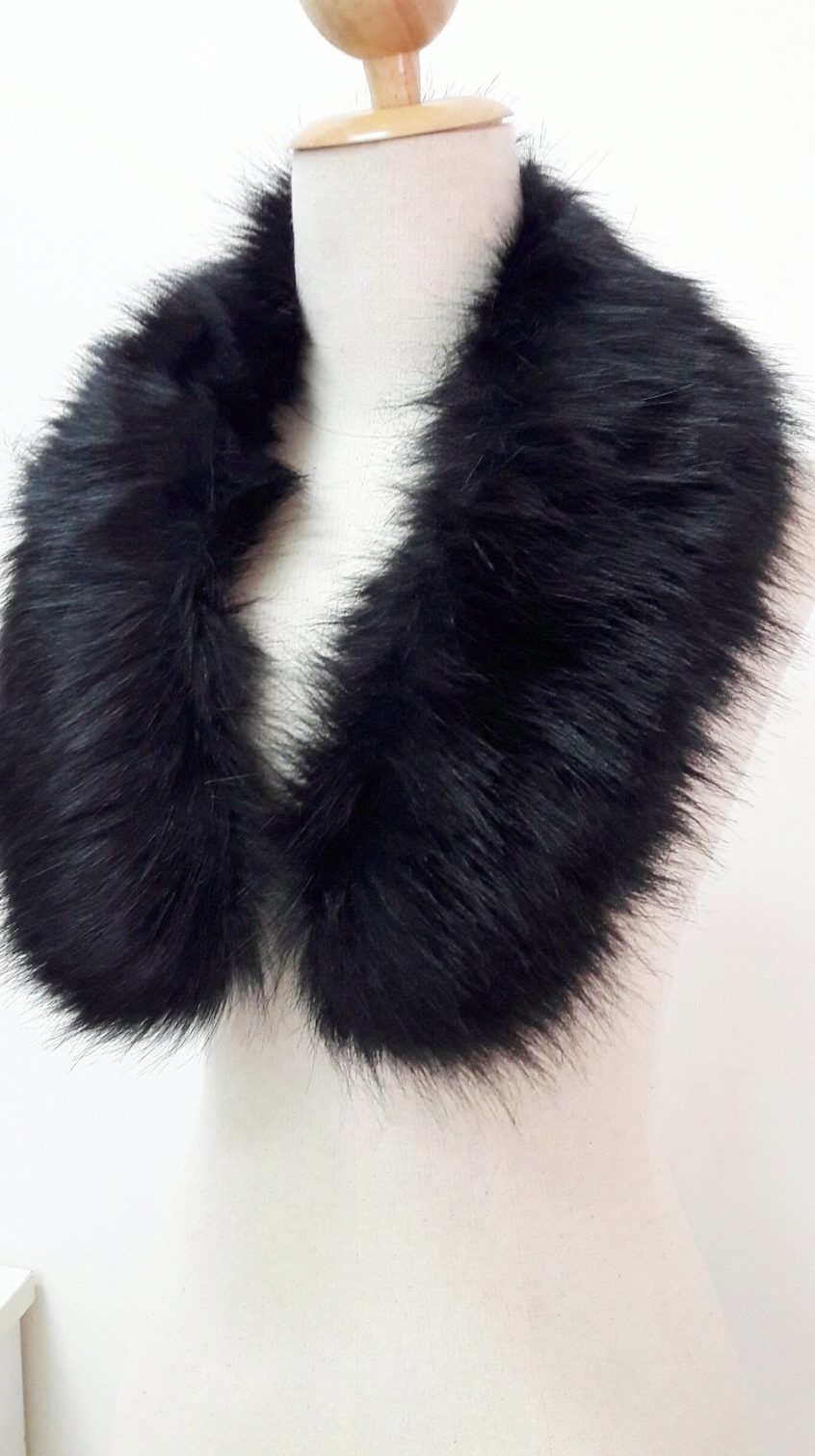 ขนเฟอร์ fur สีดำขนนุ่มลื่น ใช้ติดเสื้อหนาว หรือใช้พันคอเพิ่มความเก๋ มิกได้กับทุกชุด มาพร้อมกระดุมใส