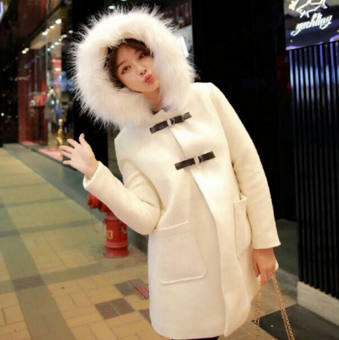 เสื้อโค้ท สีขาวครีม แต่งขนเฟลอรอบฮู้ด (ถอดฮูดไม่ได้นะคะ) น่ารักมาก เนื้อผ้าสักกะหลาดเนื้อนุ่ม บุซับในกันลมลายจุด ผ้าไม่หนามาก (ตัวขนของจริงจะฟูประมาน3/4ของในรูปจ้า) ครีม