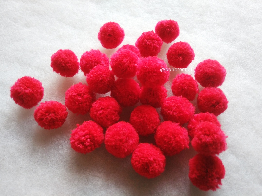 ปอมปอมไหมพรม ขนาด 2.5-3 ซม pom poms crochet แดง 2.5-3ซม.