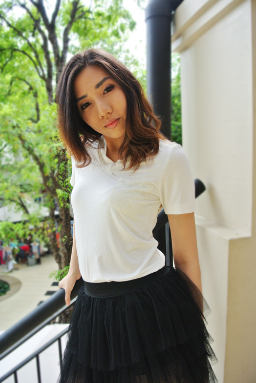 เสื้อยืดเรย่อนสีขาวคอวี โชว์ด้านหลังแต่งด้วยลูกไม้