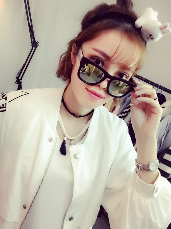 เสื้อคลุมสไตล์เกาหลี ทรงยาว ผ้าร่มเนื้อบางบุซับในช่วงอก แต่สกรีนลายจามจุดต่างๆ ดีเทลช่วงหลังเก๋ๆ พร้อมส่ง