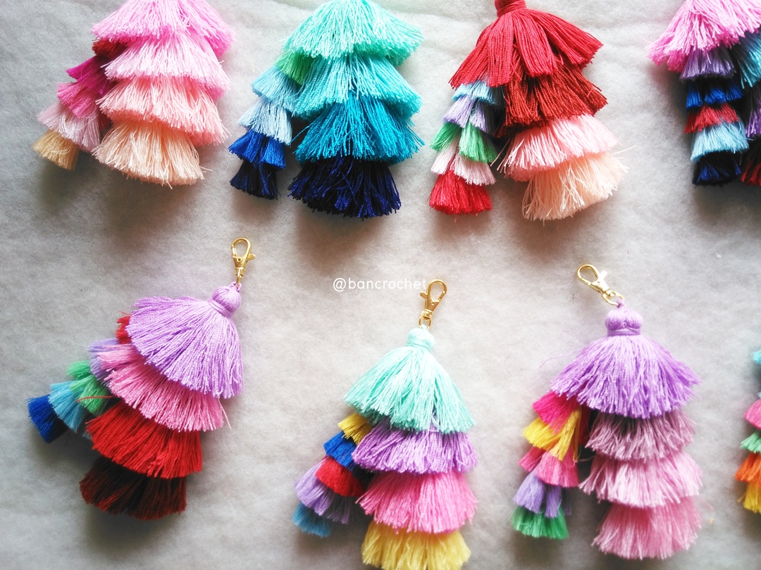 Bancrochet พวงกุญแจพู่ห้อยกระเป๋า tassels pompoms keychains (เฉพาะขายส่ง อันละ 100 บาท สั่ง 12 ชิ้นขึ้นไป only wholesale) หลากสี 5.5-6นิ้ว