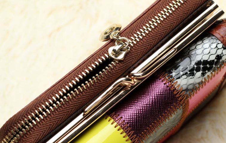 กระเป๋าสตางค์ผู้หญิง ใบสั้น กระเป๋าสตางค์ หนังแท้ ดีไซน์ ลาย คลาสสิค เย็บหลายสี 2 พับ ช่องเหรียญแยก สีน้ำตาล แต่งลายหนังสลับสี 64115