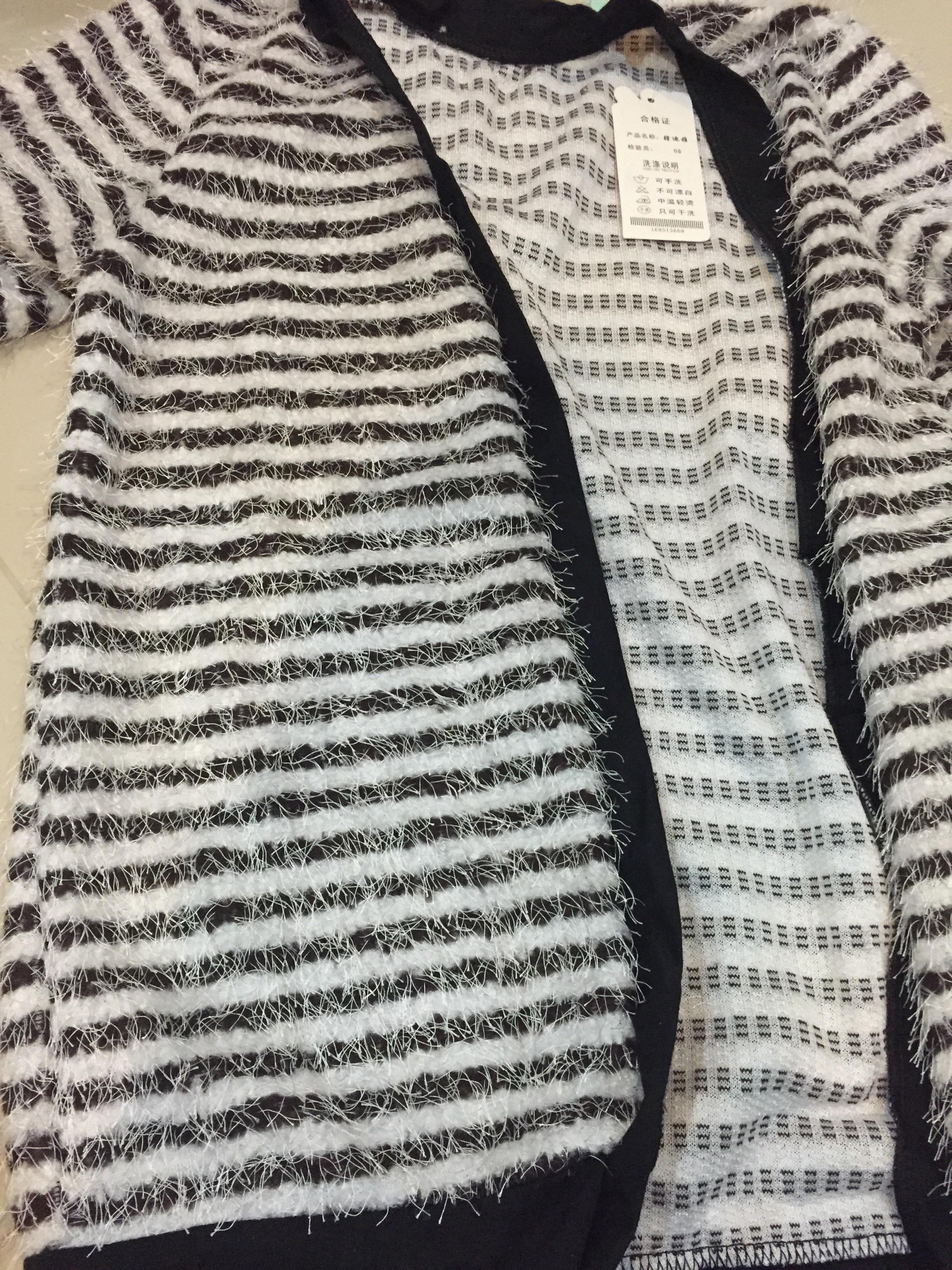 เสื้อคลุมแฟชั่น ขนๆ ลายขาวงเท่ากันทั้งตัวนะคะ ผ้าขนๆตามรูปเลยจ้า ไม่คันน๊าาาา พร้อมส่ง ดำ