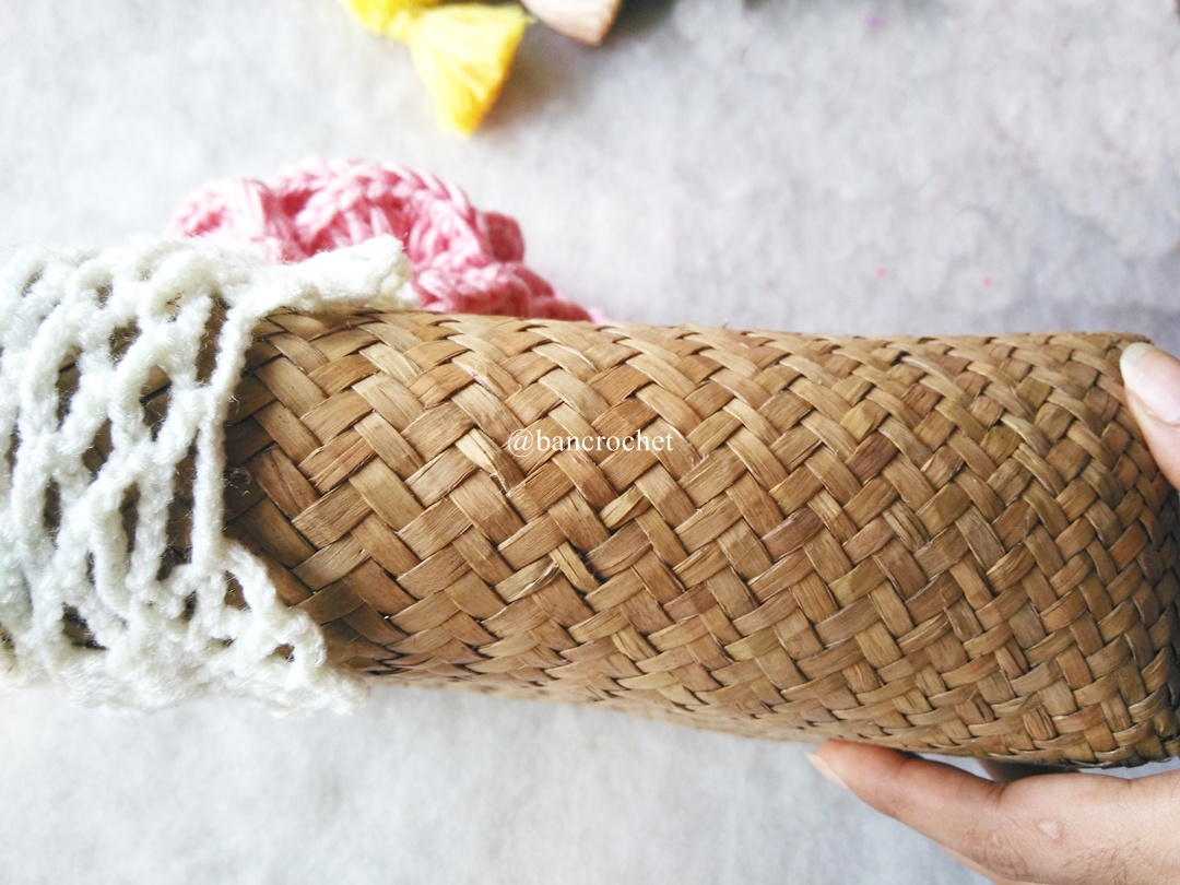 กระเป๋ากระจูดสาน ประดับดอกไม้ ขนาด 7*7*3.5*9.5 นิ้ว basket weave bags ธรรมชาติ
