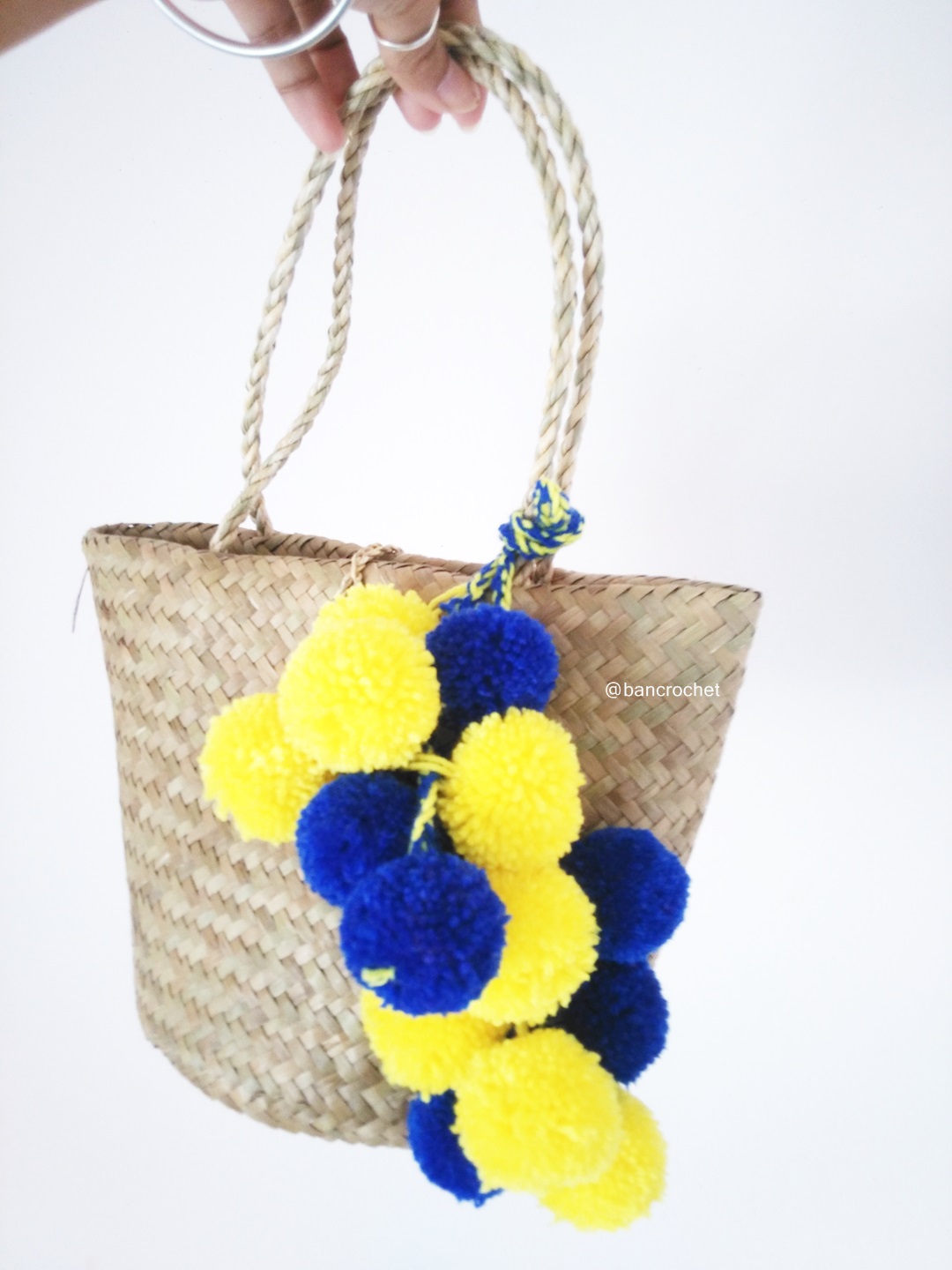 กระเป๋าสานกระจูดห้อยปอมปอม grajood basket weave bags คละสี 7*10*7*12 นิ้ว