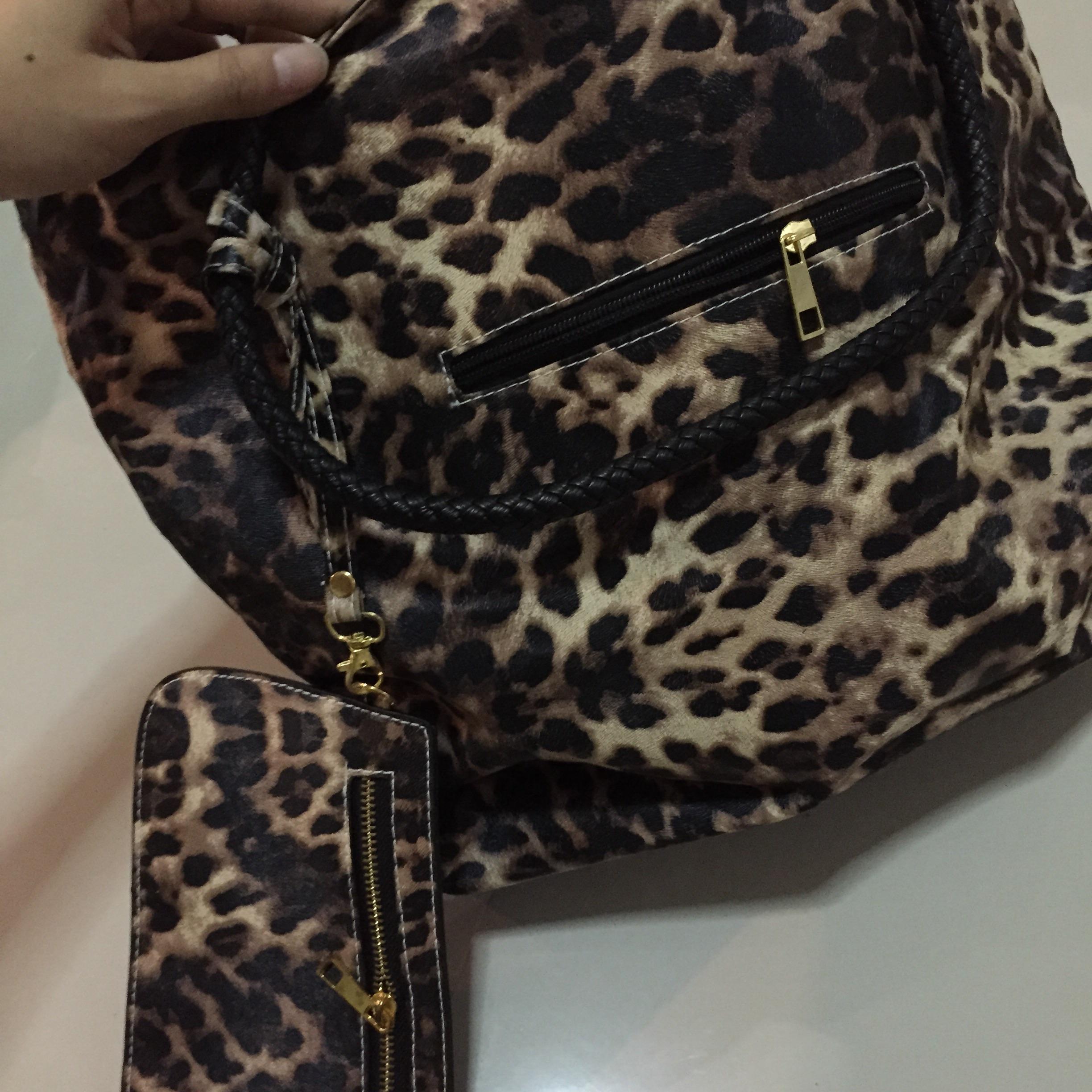 กระเป๋าหนัง ลายเสือ เก๋ๆ แถมกระเป๋าใบเล็ก ถ่ายจากสินค้าจริง