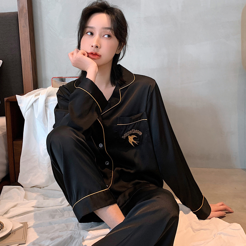ชุดนอนผู้หญิง