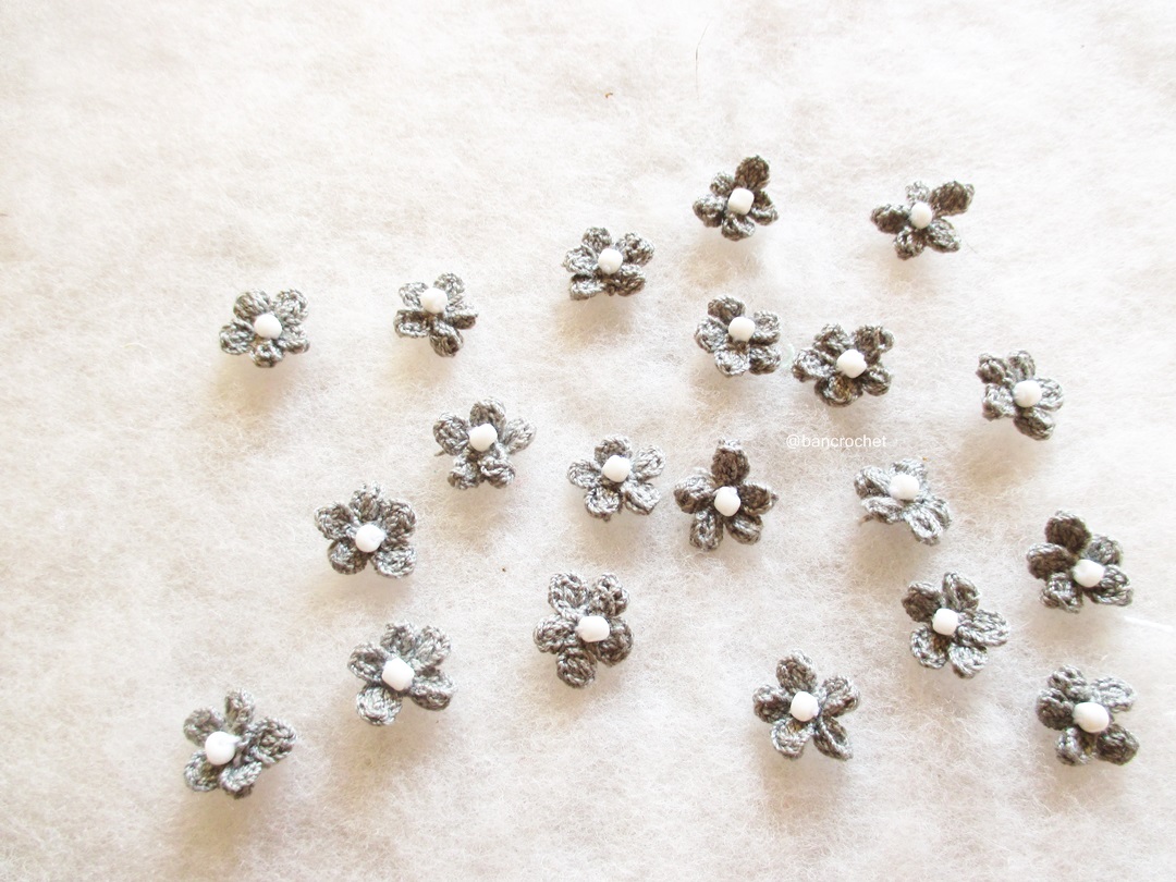 Bancrochet ดอกไม้จิ๋วถักโครเชต์ crochet mini flowers สีเทา 0.5 นิ้ว