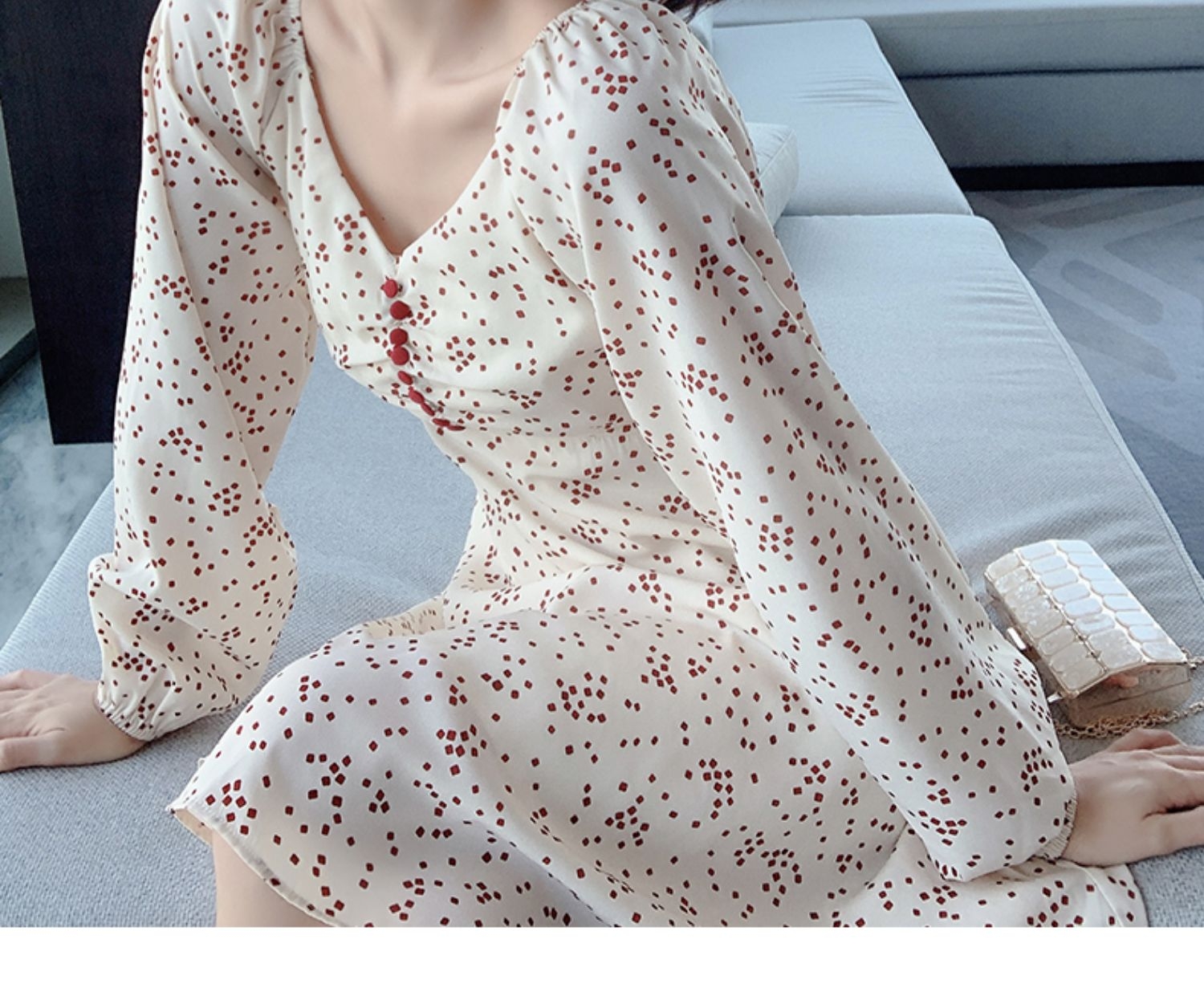 Dress4521 เดรสแขนยาวคอวีสีครีมลายจุด แต่งกระดุมกลางอก ซิปหลังใส่ง่าย มีซับในอย่างดี ผ้าโพลีเนื้อดีนุ่มใส่สบายมีน้ำหนักทิ้งตัว ผ้าดีงานดีใส่สวยเหมือนราคาหลักพัน ใส่เที่ยว/ใส่ทำงานได้