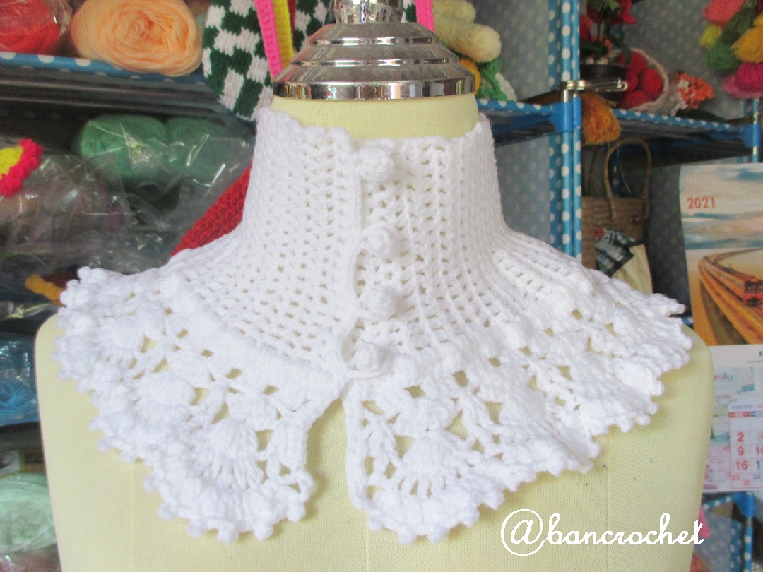 Bancrochet ผ้าคลุมคอถักโครเชต์ แบบมีกระดุมหน้า Crochet cowl สีขาว inch