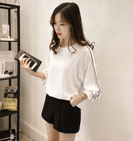 เสื้อแฟชั่น ผู้หญิง เสื้อเชิ้ต คอกว้าง แขนยาว แบบวัยรุ่น น่ารัก ๆ แขนแต่งมุก ด้านข้าง เก๋ ๆ 638141