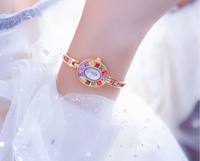 นาฬิกาข้อมือ ฝังเพชร อัญมณี หลากสี สวยหรู นาฬิกาแบบ สร้อยข้อมือ หน้าปัดรูปไข่ สวยอย่างลงตัว 677800
