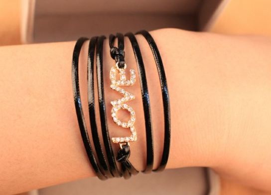 สร้อยข้อมือ หนังแท้ ประดับเพชร CZ Love