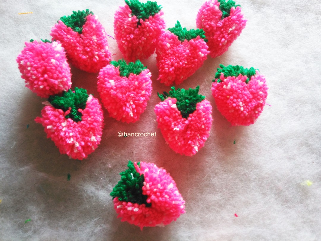 Bancrochet ปอมปอมสตรอเบอรี่ Pompoms strawberry สีชมพูอมส้ม 2 นิ้ว