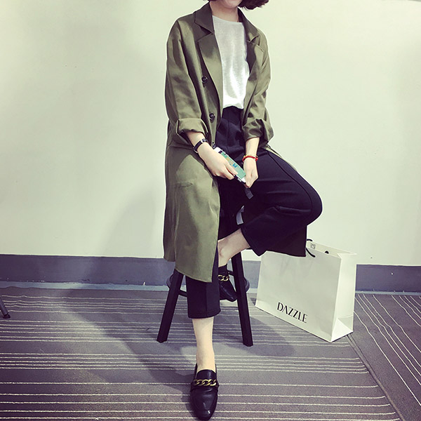 เสื้อคลุมสไตล์เกาหลี สีเขียวทหาร ทรงยาว ผ้าเนื้อด้าน ไม่หนา ใส่คลุมกำลังดี เท่ๆ พร้อมส่งเลยจ้า สีเขียวทหาร