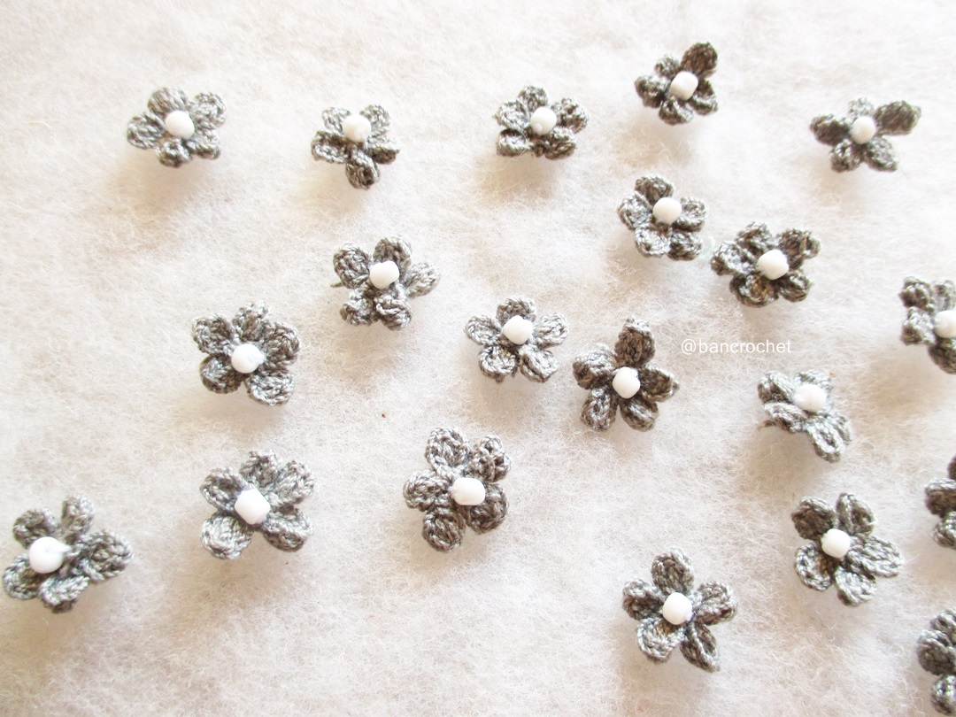 Bancrochet ดอกไม้จิ๋วถักโครเชต์ crochet mini flowers สีเทา 0.5 นิ้ว