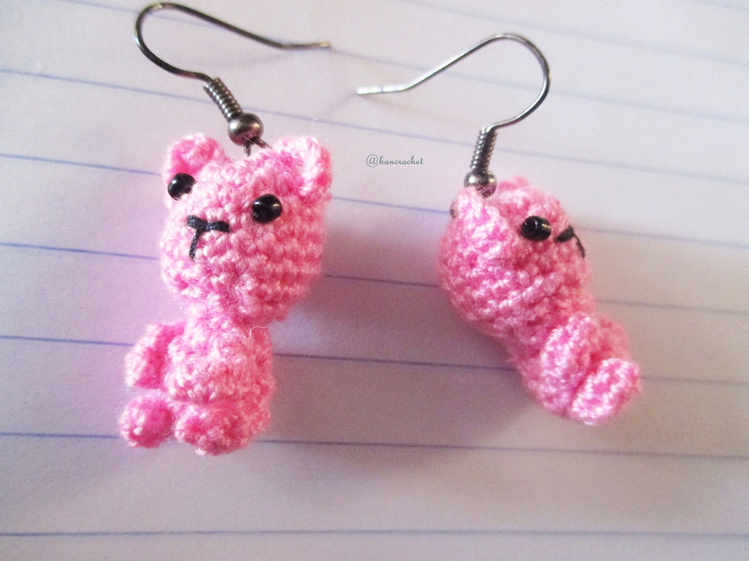 ต่างหูถัก รูปหมีชมพู ขนาด 1.5 นิ้ว mimi bear amigurumi earrings crochet 1.5 inches