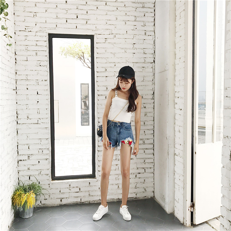 กางเกงยีนส์ขาสั้น แต่งชายกางเกงขาด+แต่งลายดอก เก๋ๆ พร้อมส่ง