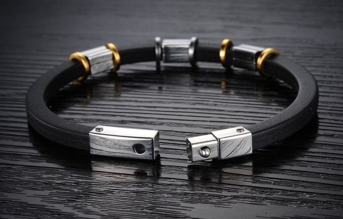สร้อยข้อมือผู้ชาย กำไลข้อมือชาย สาย Silicone แท้ สีดำ ตกแต่งด้วย ห่วง สแตนเลส ทอง และ เงิน สลับกัน สวยเท่ มากค่ะ no 399249