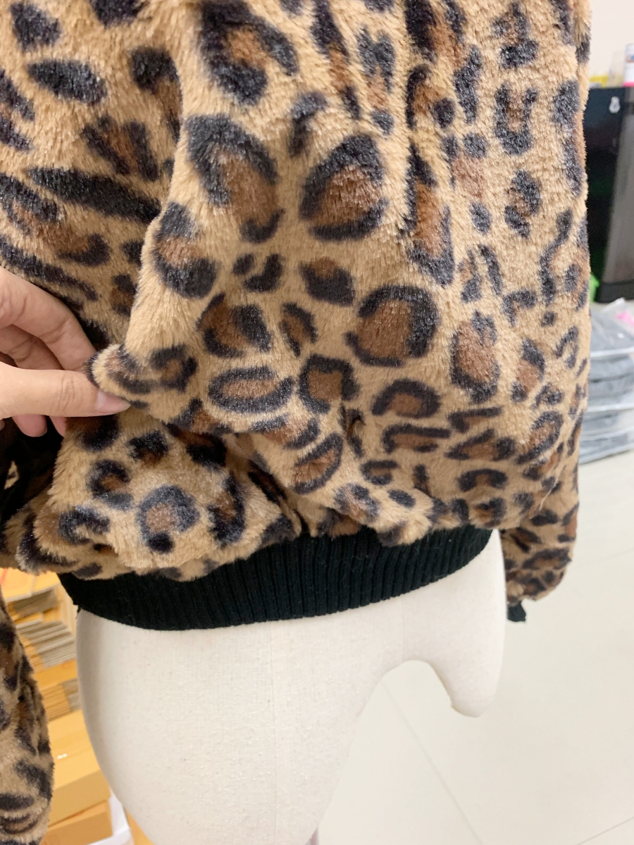 เสื้อแขนยาว ลายเสือดาว สุดเซ็กซี่ ผ้าเนื้อกำมะหยี่นุ่ม จั๊มแขน-เอว พร้อมส่ง ตามภาพเลยจ้า