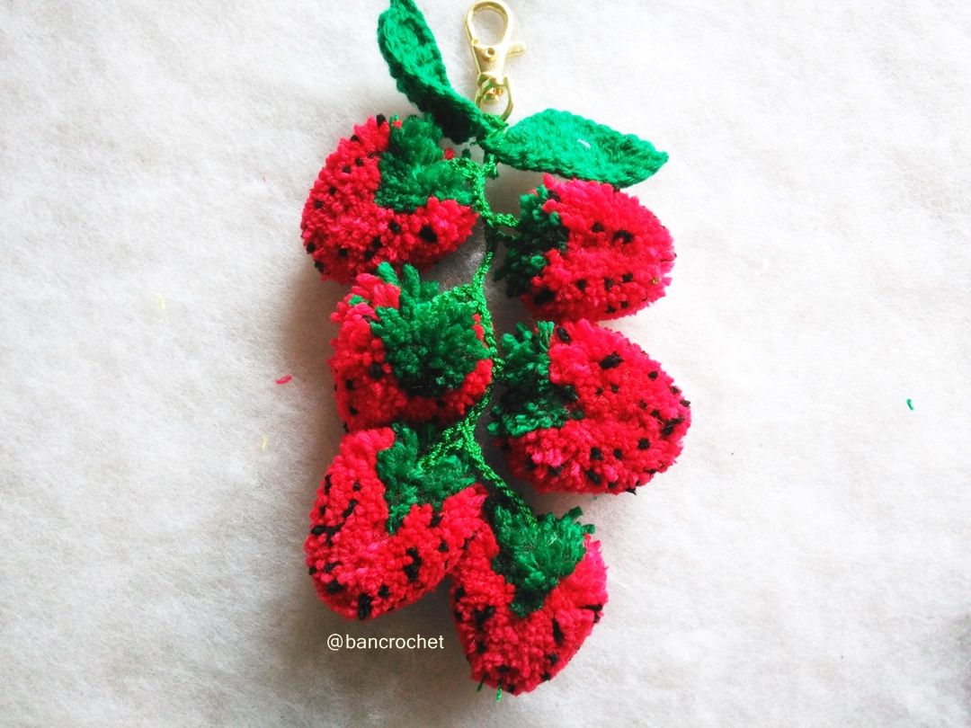Bancrochet พวงกุญแจห้อยกระเป๋าสตรอเบอรี่ Stawberry pom poms fruits keychains สีแดง 6