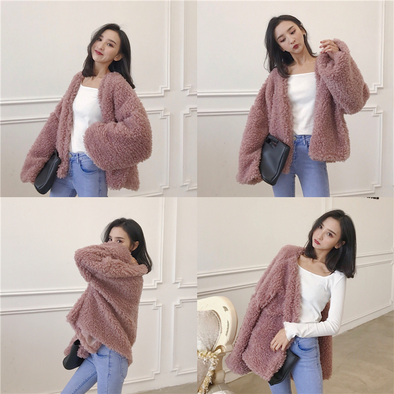 เสื้อคลุมขนแกะ ฟูๆ เนื้อเบา สีชมพูกะปิ น่ารักมากๆ ค่ะ มีผ้าซับในกันลม จั้มข้อมือ ไม่มีกระดุมน้า ชมพู