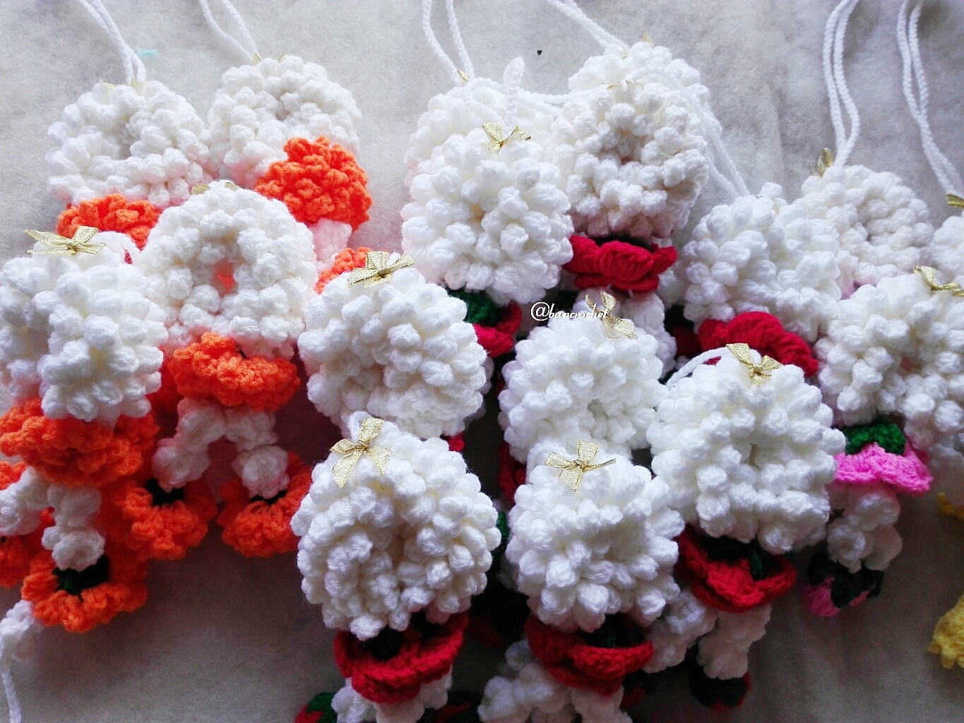 bacrochet พวงมาลัยดอกดาวเรืองแขวนหน้ารถ / แขวนกระจกรถ ถักโครเชต์ thai garland crochet hanging ส้ม/ขาว 3*6 นิ้ว