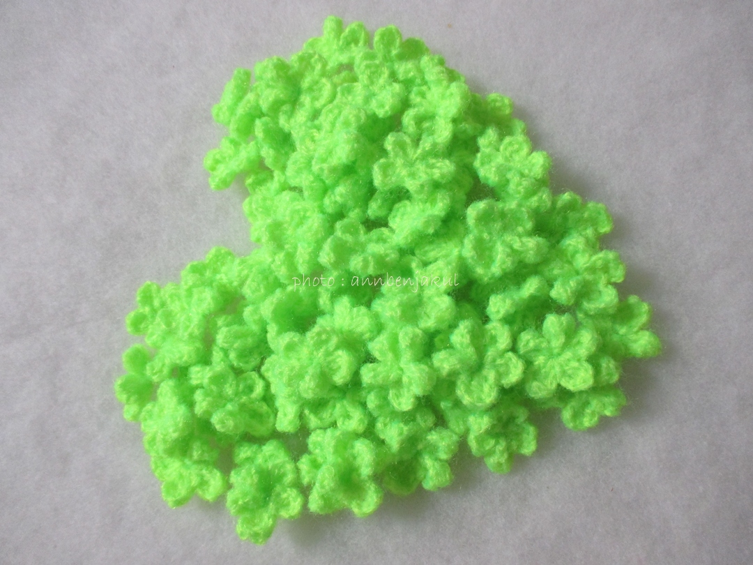 ดอกไม้จิ๋วสีเขียว