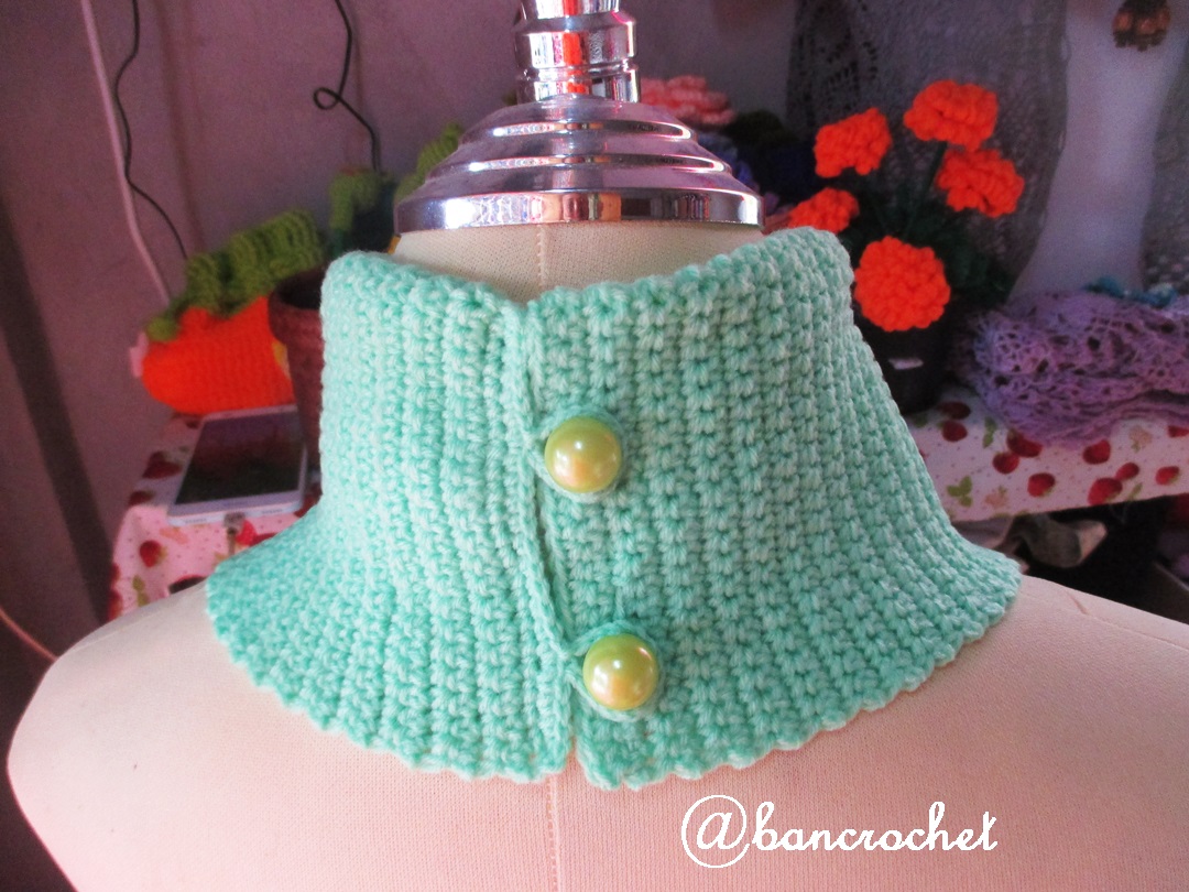 Bancrochet ผ้าคลุมคอถักโครเชต์ แบบมีกระดุมหลัง Crochet cowl สีเขียวมิ้นท์ inch