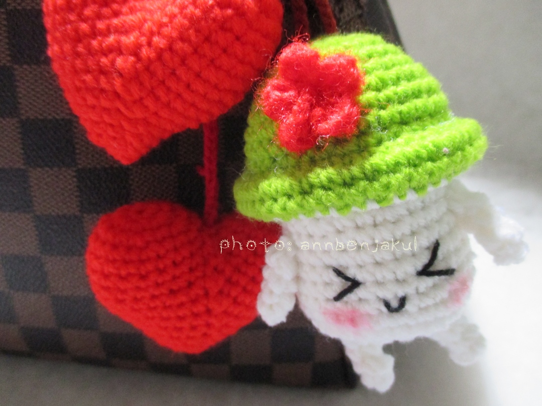 ที่ห้อยกระเป๋าเห็ดถักสีเขียวพร้อมห้อยหัวใจคู่