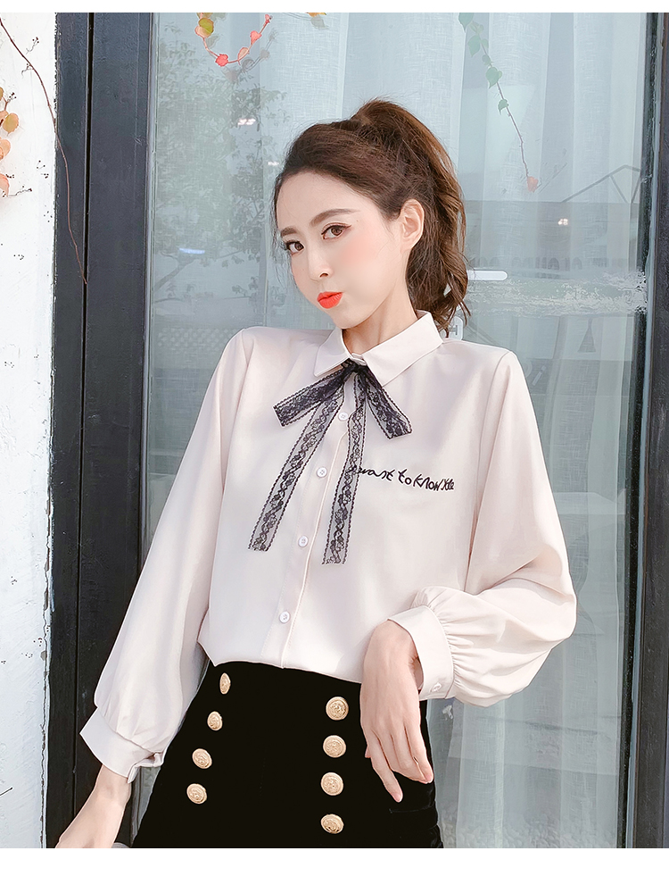 Blouse3859 เสื้อเชิ้ตแขนยาวกระดุมข้อมือสีครีม กระดุมผ่าหน้า อกปักลายตัวอักษร คอปกผูกโบว์ลูกไม้แยกชิ้น (สามารถถอดออกได้) ผ้าคอตตอนซิลค์เนื้อดีนุ่มหนามีน้ำหนักทิ้งตัว รุ่นนี้ผ้าเนื้อดีมากใส่สบายไม่ร้อนไม่ยับง่าย งานสวยดูดี ใส่เที่ยว/ใส่ทำงา