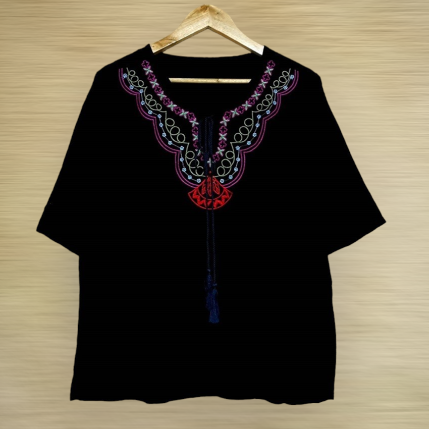 Blouse3989 เสื้อแฟชั่นไซส์ใหญ่ คอวีงานปักลายสวยแต่งพู่ ผ้าสปันเนื้อดีมีน้ำหนักทิ้งตัวผ้านุ่มใส่สบาย งานสวยแมทช์กับอะไรก็เข้า