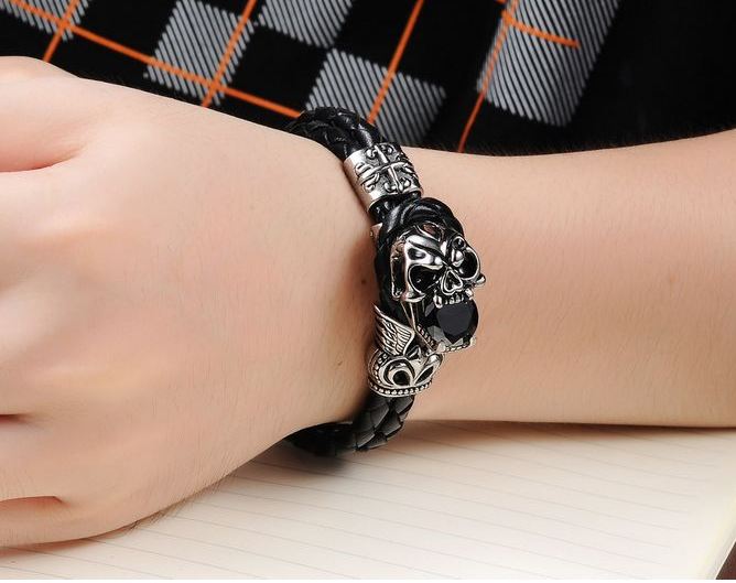 สร้อยข้อมือผู้ชาย หนังแท้ หนังถักสีดำ กำไลข้อมือผู้ชาย แบบร็อค Punk รูปหัวกะโหลก ประดับพลอยดำ ในปาก สวยหรู เท่ มาก ค่ะ 409575