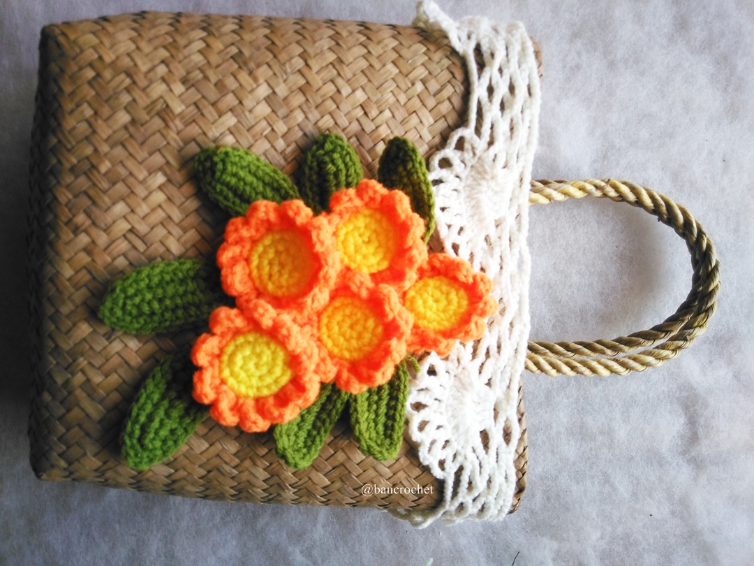 กระเป๋ากระจูดสาน ประดับดอกไม้ ขนาด 7*7*3.5*9.5 นิ้ว basket weave bags ธรรมชาติ 7*7*3.5*9.5 นิ้ว