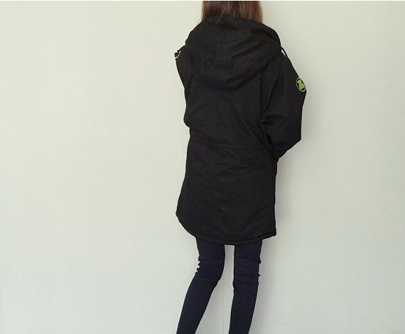 เสื้อคลุมกันหนาวฮู้ดดี้ ทรงโคล่ง สีดำ เท่ๆ ผ้าไม่หนามาก กันหนาวกันลม ซับในขนแมวนุ่มๆ พร้อมส่งจ้า ดำ