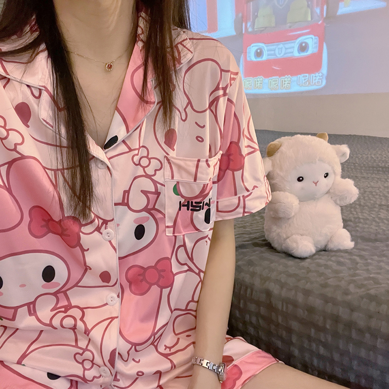 ชุดนอนผู้หญิง