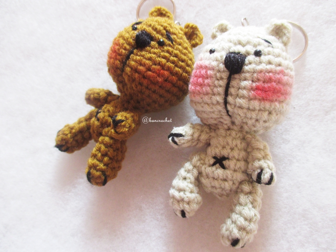 พวงกุญแจตุ๊กตาหมีถัก ขนาด 4 นิ้ว bear amigurumi crochet keychain 4 inches