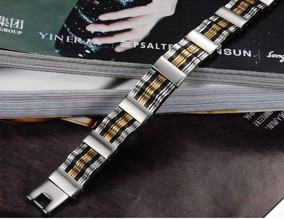 สร้อยข้อมือผู้ชาย กำไลข้อมือผู้ชาย 316L Stainless Steel ผสมผสานกับ Silicone สีดำ อย่างลงตัว ขั้นด้วยสีทอง สุดหรู no 622071