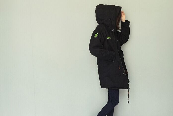 เสื้อคลุมกันหนาวฮู้ดดี้ ทรงโคล่ง สีดำ เท่ๆ ผ้าไม่หนามาก กันหนาวกันลม ซับในขนแมวนุ่มๆ พร้อมส่งจ้า ดำ