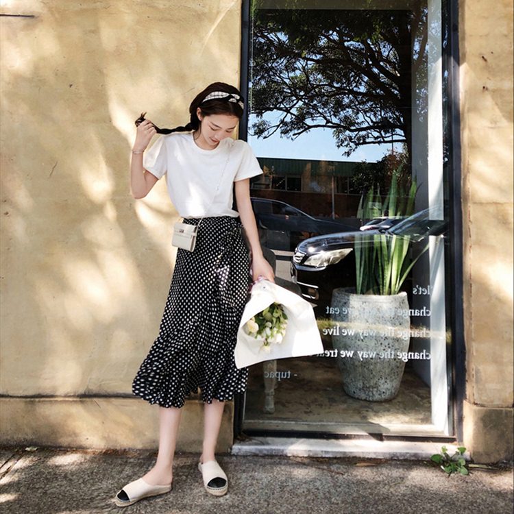 Skirt383 กระโปรงลายจุดสีดำชายระบาย ซิปหลัง ทรงเข้ารูป มีซับในอย่างดี ผ้าชีฟองเนื้อดีมีน้ำหนักทิ้งตัว งานดีทรงดีดีเทลน่ารักแมทช์กับอะไรก็เข้า ใส่เที่ยว/ใส่ทำงานได้