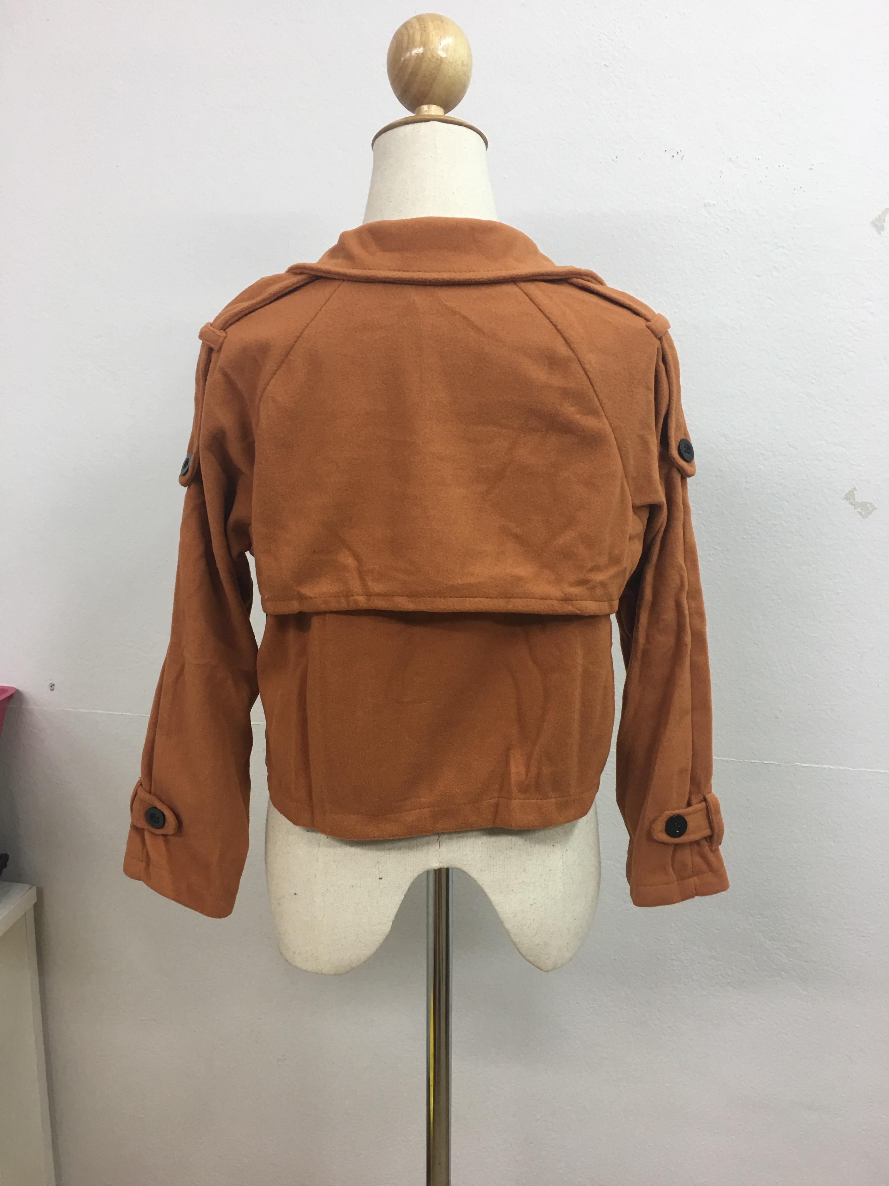 เสื้อโค้ท jacket ตัวสั้น สีน้ำตาล ผ้าสักกะหลาด ไม่หนา ทรงสวย ใส่คลุมเก๋ๆ น้ำตาล