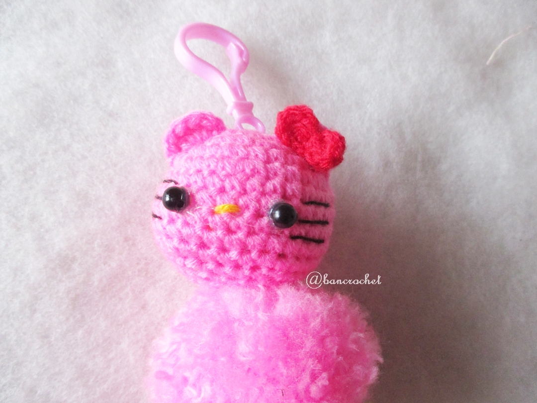 พวงกุญแจปอมปอมคิตตี้ pompoms kitty crochet keychain