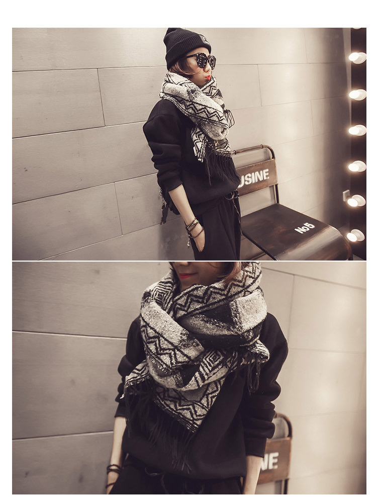 ผ้าพันคอ/ผ้าคลุมไหล่ กันหนาว เนื้อนุ่ม ลายดำขาว เกาหลี งานดีค่ะ พร้อมส่ง same pic