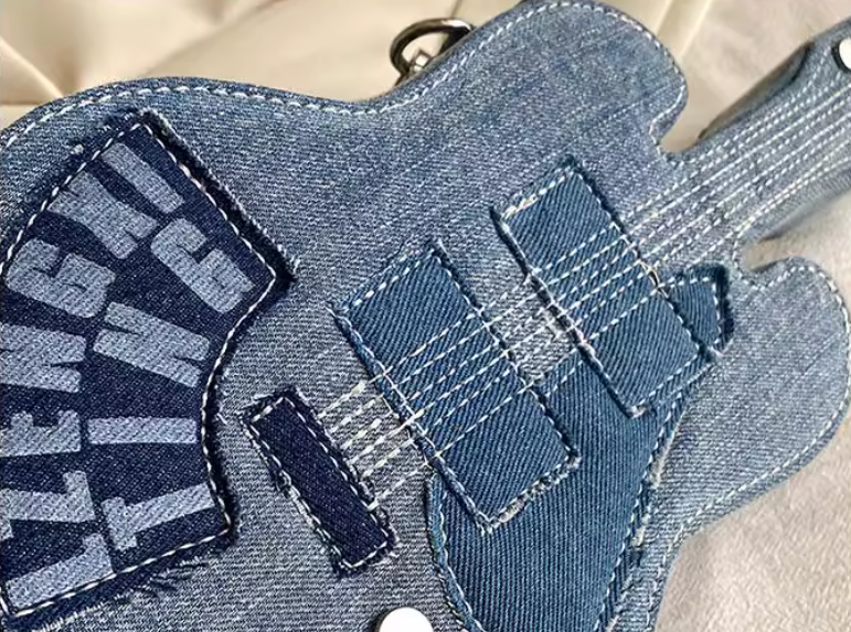 กระเป๋าสะพาย ผ้ายีนส์ จำลอง ทรงกีตาร์ แบบวัยรุ่น น่ารัก ๆ กระเป๋าสะพายแฟชั่น ทรงกีตาร์ เก๋ ๆ 775304