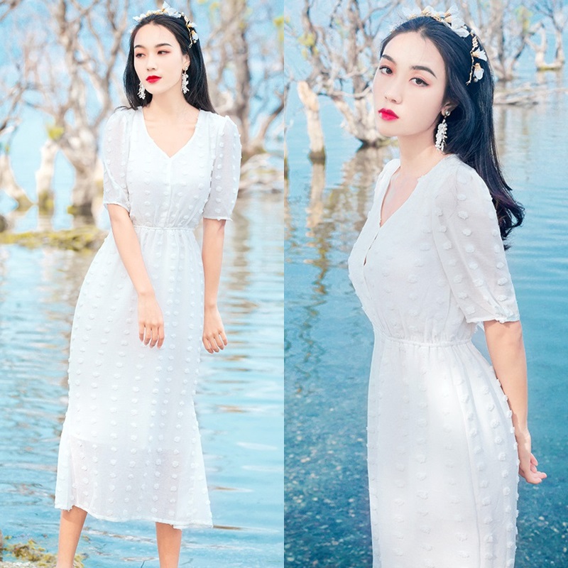 Dress4589 Maxi Dress ชุดเดรสยาวสีขาวลายจุดปอมๆ ทรงคอวีป้ายมีเชือกผูกโบว์ด้านหลัง เอวยางยืด มีซับในเนื้อนิ่มอย่างดีทั้งชุด ผ้าชีฟองเนื้อดีมีน้ำหนักทิ้งตัว