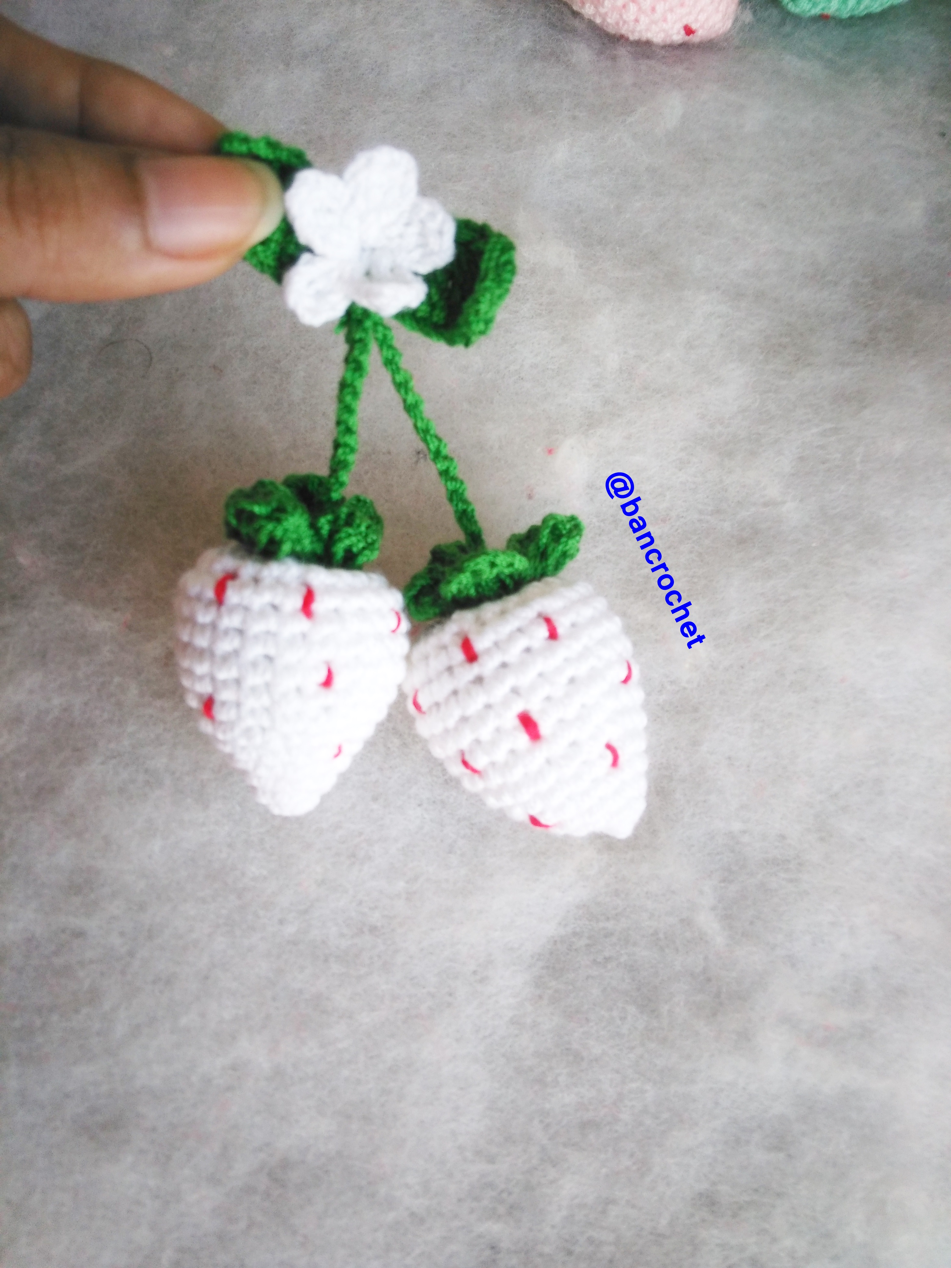 Bancrochet สตรอเบอรี่ถักโครเชต์ crochet strawberries สีขาว 2.5 นิ้ว