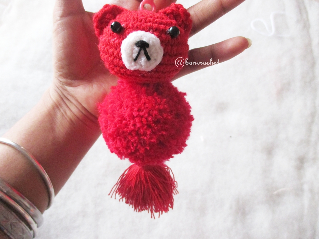 พวงกุญแจปอมปอมหมีแดง pompoms bear crochet keychain